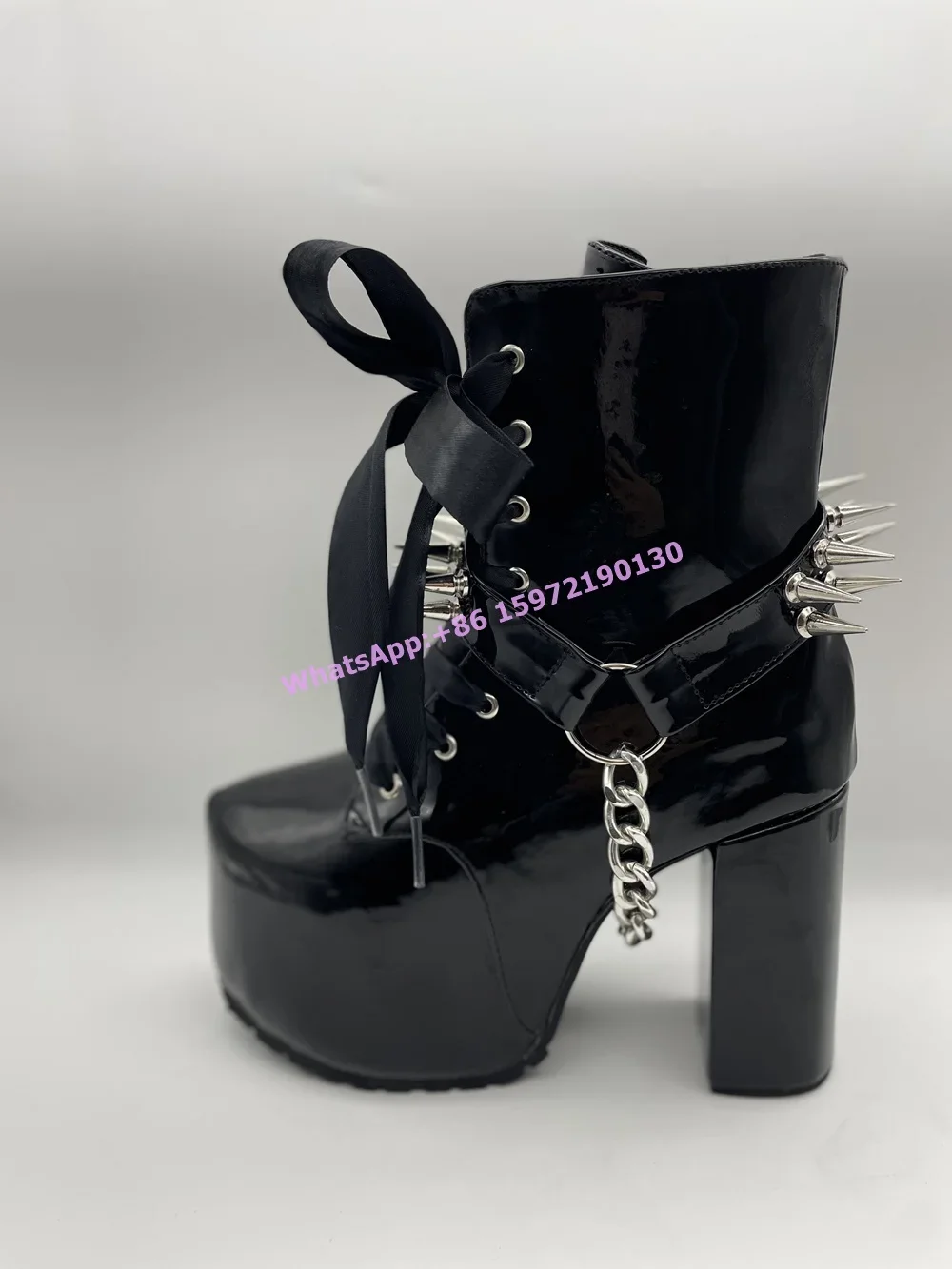 Botas negras con remaches y la - Ribbon Tie Heel reseña y precio