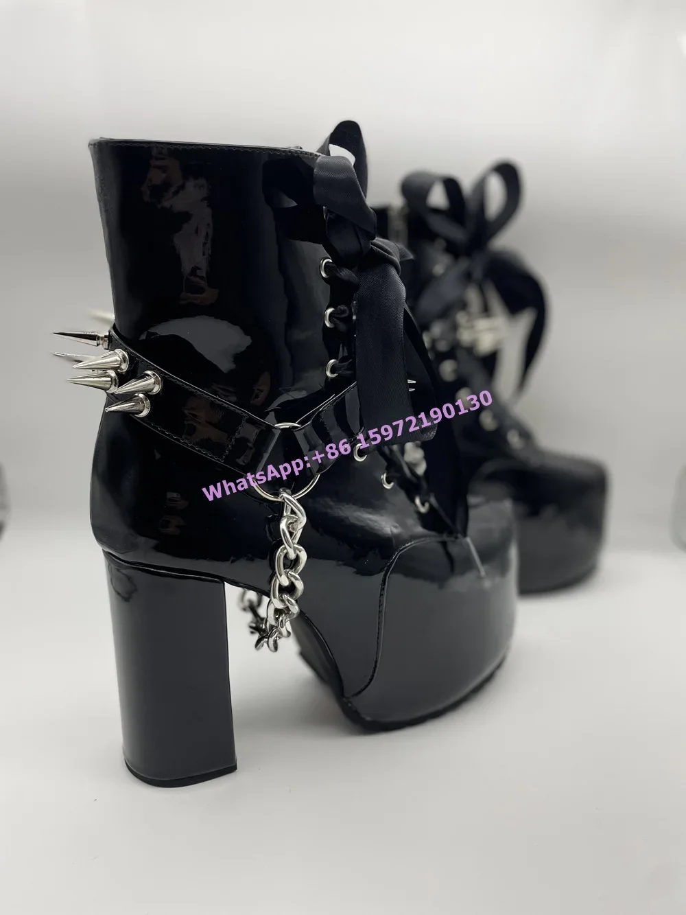 Botas negras con remaches y la - Ribbon Tie Heel reseña y precio